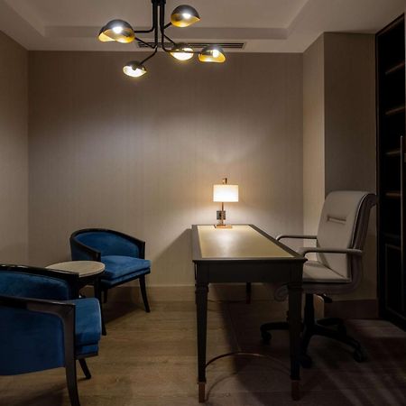Hilton Mall Of Istanbul Bagian luar foto The interior of the office of the President of the University of Novi Sad