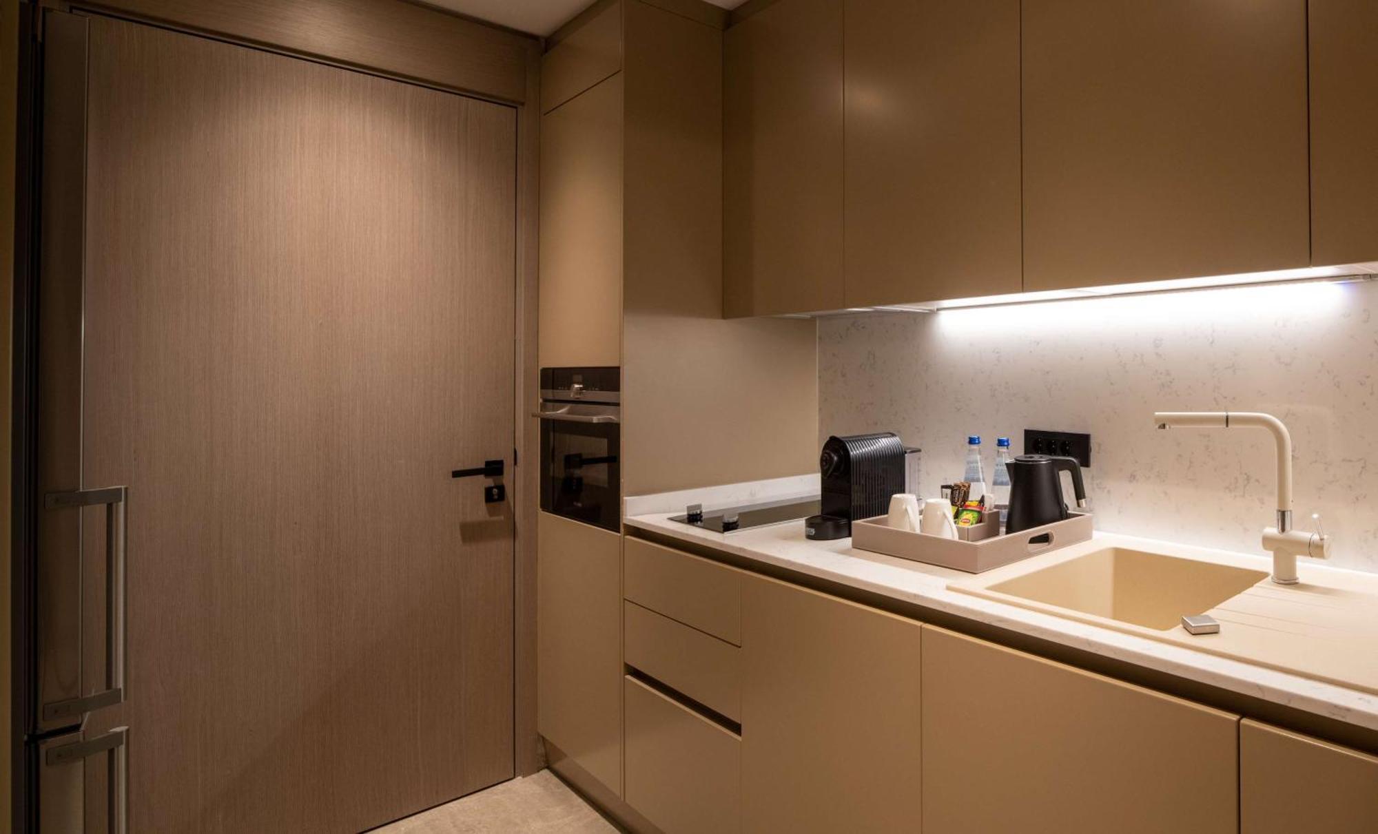 Hilton Mall Of Istanbul Bagian luar foto Kitchenette in a hotel room