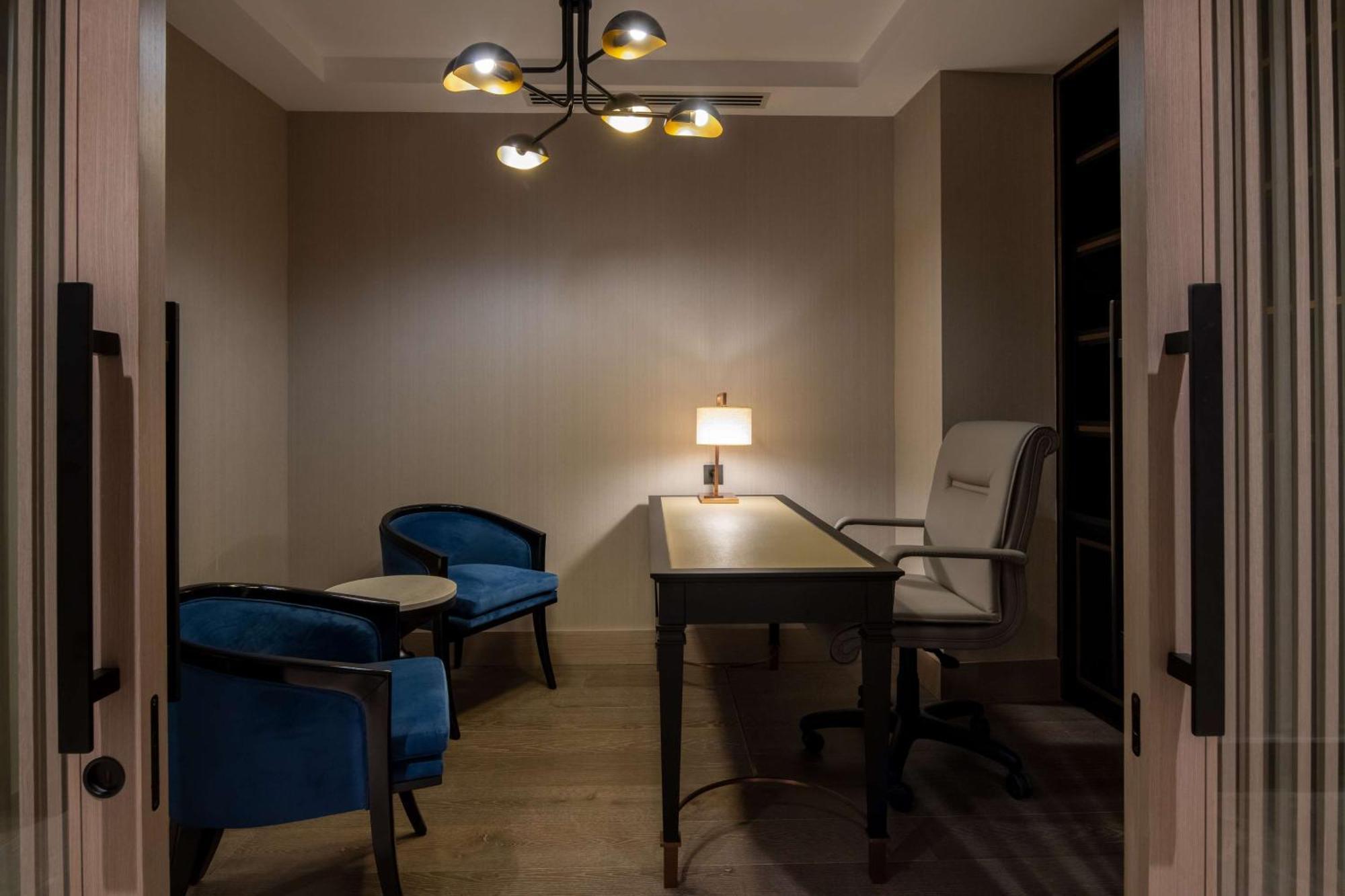 Hilton Mall Of Istanbul Bagian luar foto The interior of the office of the President of the University of Novi Sad