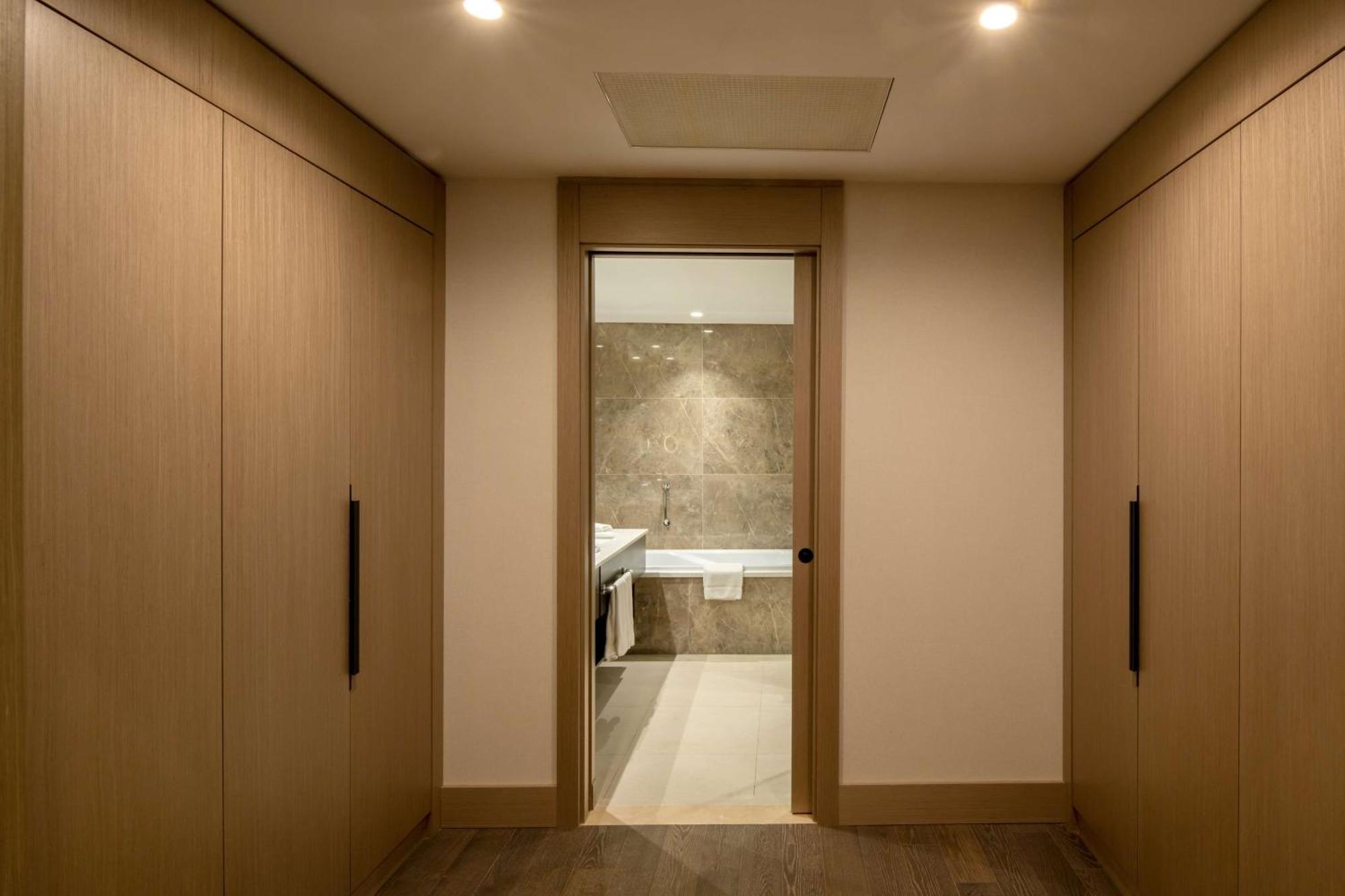 Hilton Mall Of Istanbul Bagian luar foto A walk-in closet