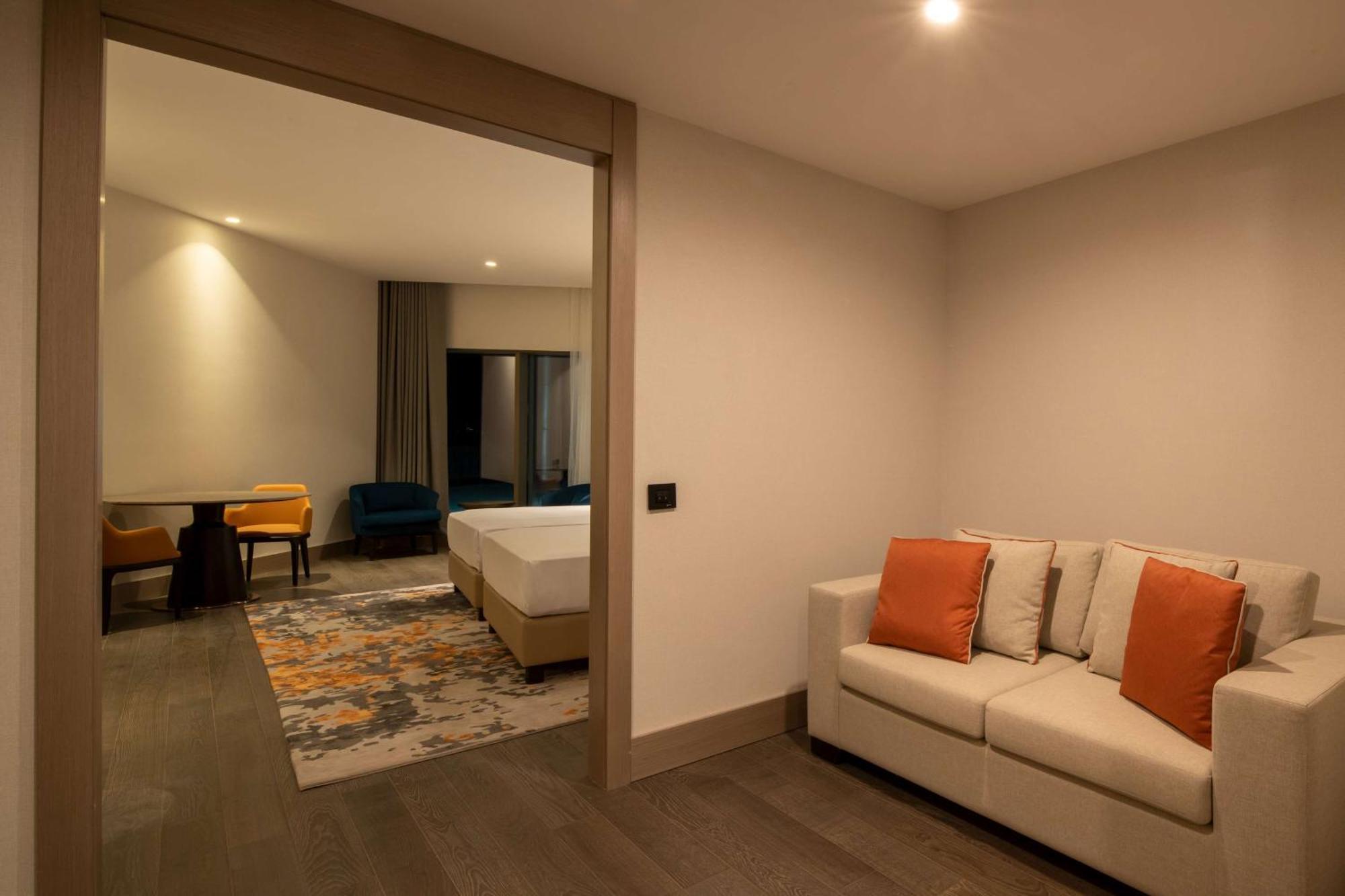 Hilton Mall Of Istanbul Bagian luar foto A suite at the hotel