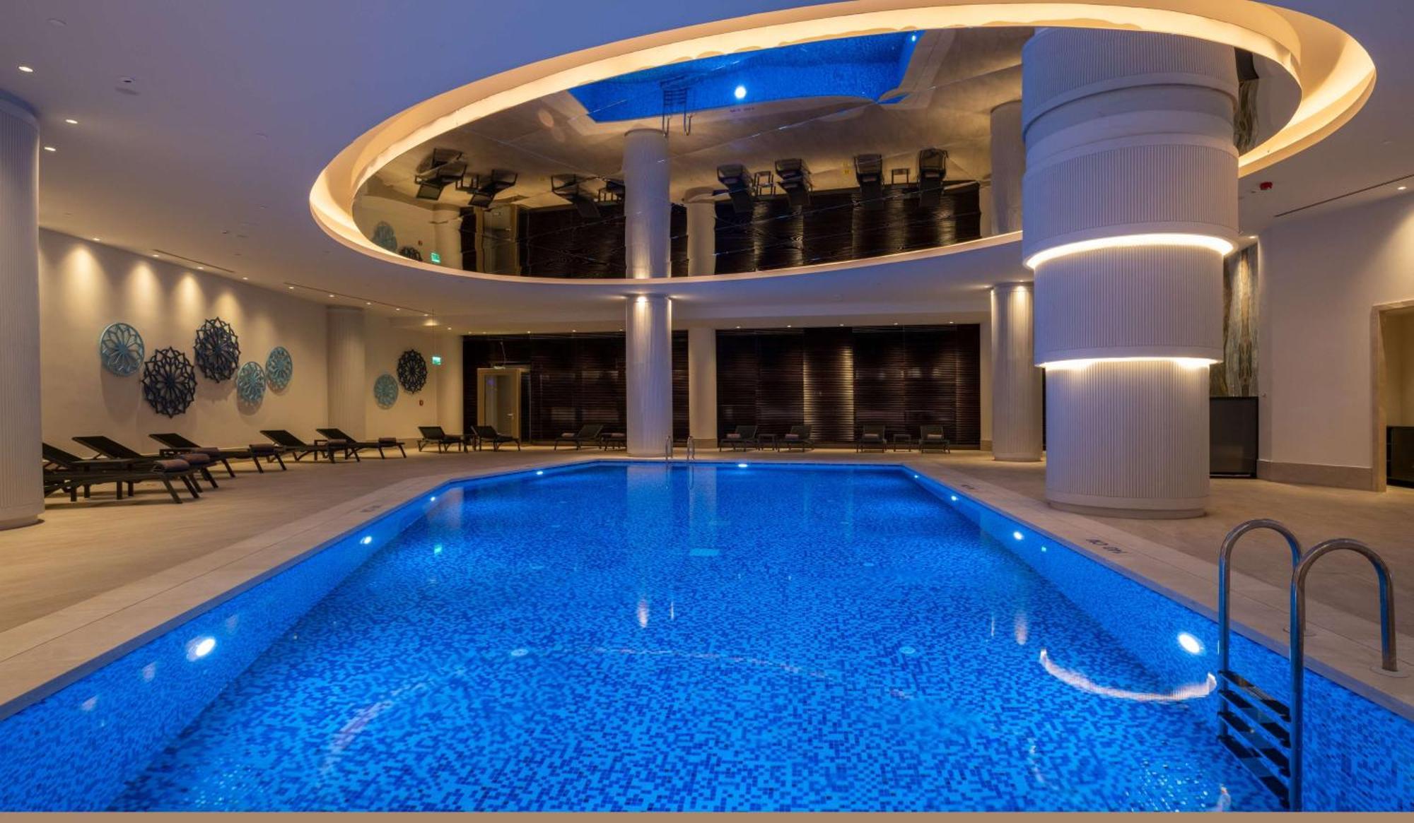 Hilton Mall Of Istanbul Bagian luar foto The swimming pool at the hotel