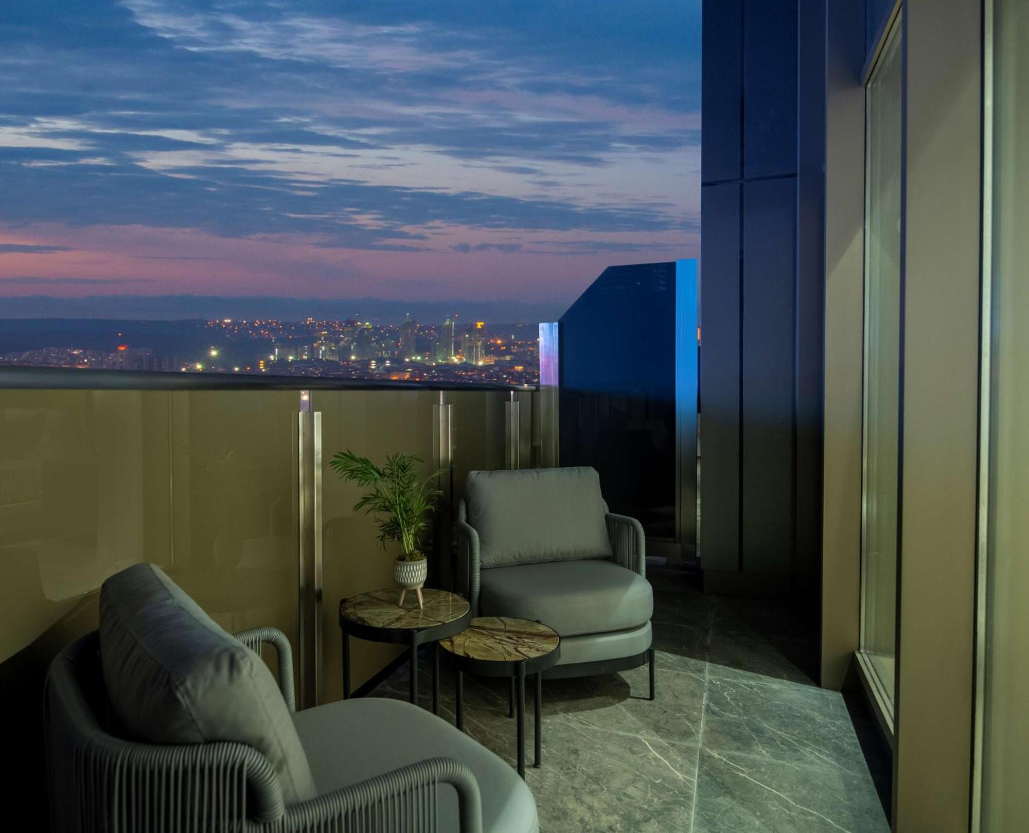 Hilton Mall Of Istanbul Bagian luar foto View from the balcony of a Sky Suite